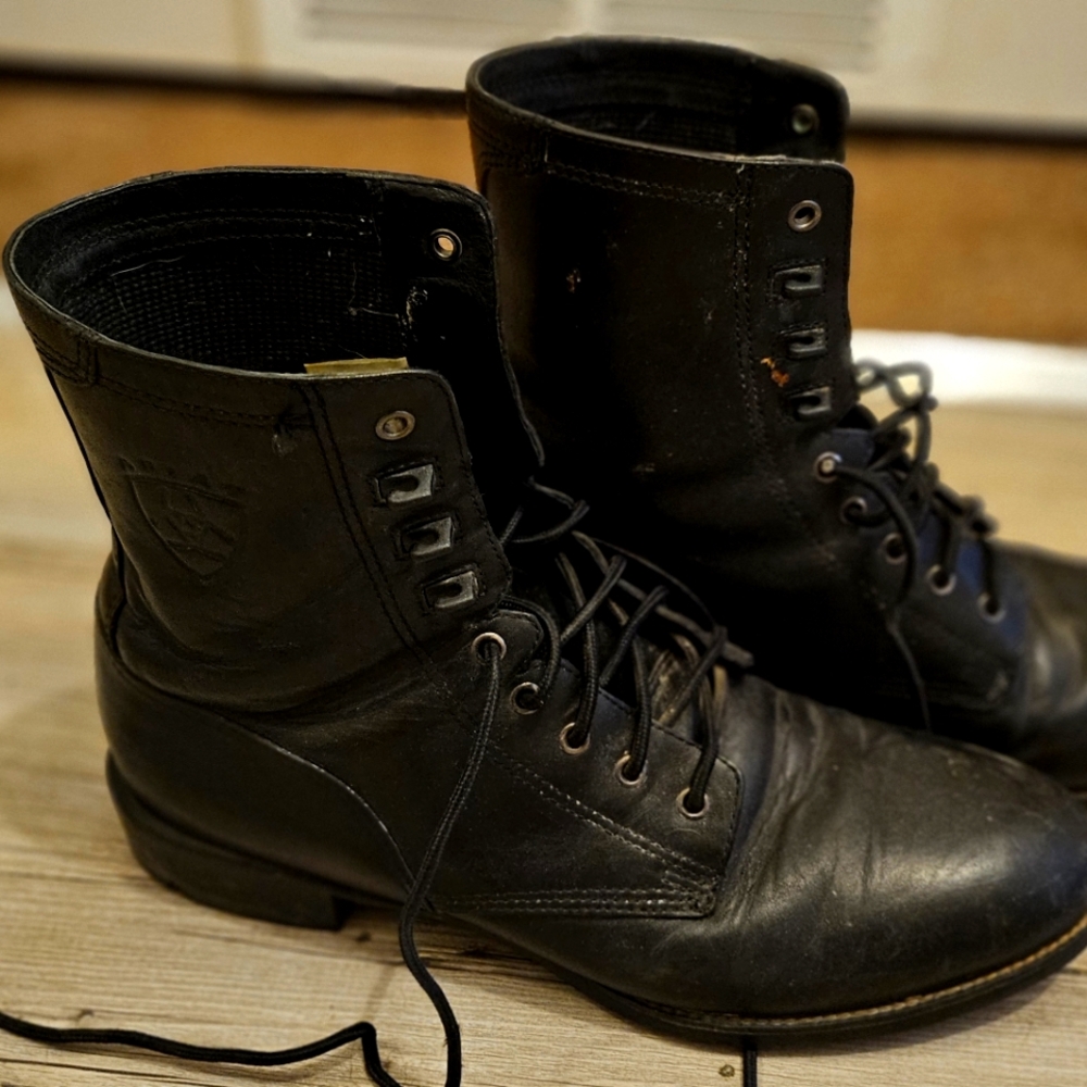 Mens Ariat work boots, size 10